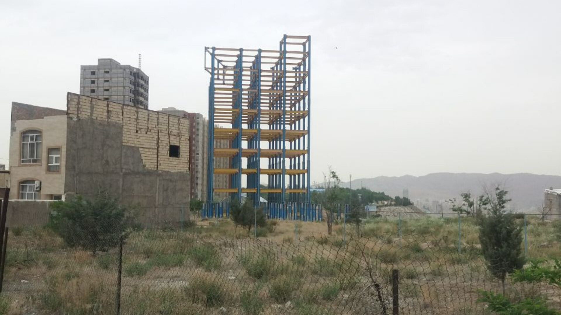 متولی مسکن مردم، خود لنگ ساختمان است!