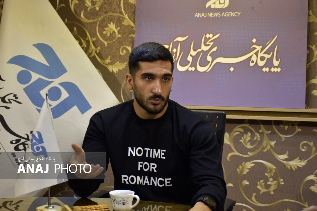 در تبریز سالنی برای تمرین هاکی نداریم/ از 6 سالگی طرفدار تراکتور هستم