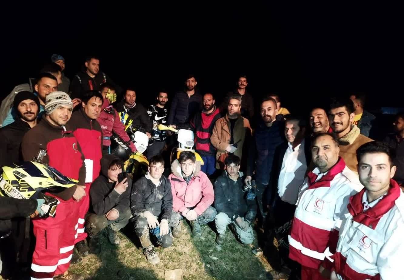 عملیات دشوار نجات موتور سواران در گل‌ و‌ لای و سرما