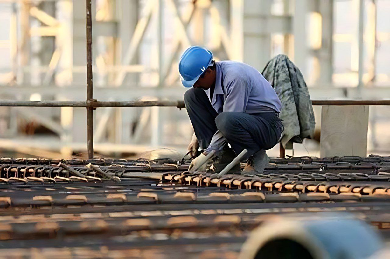 بوسه بردستان کارگر