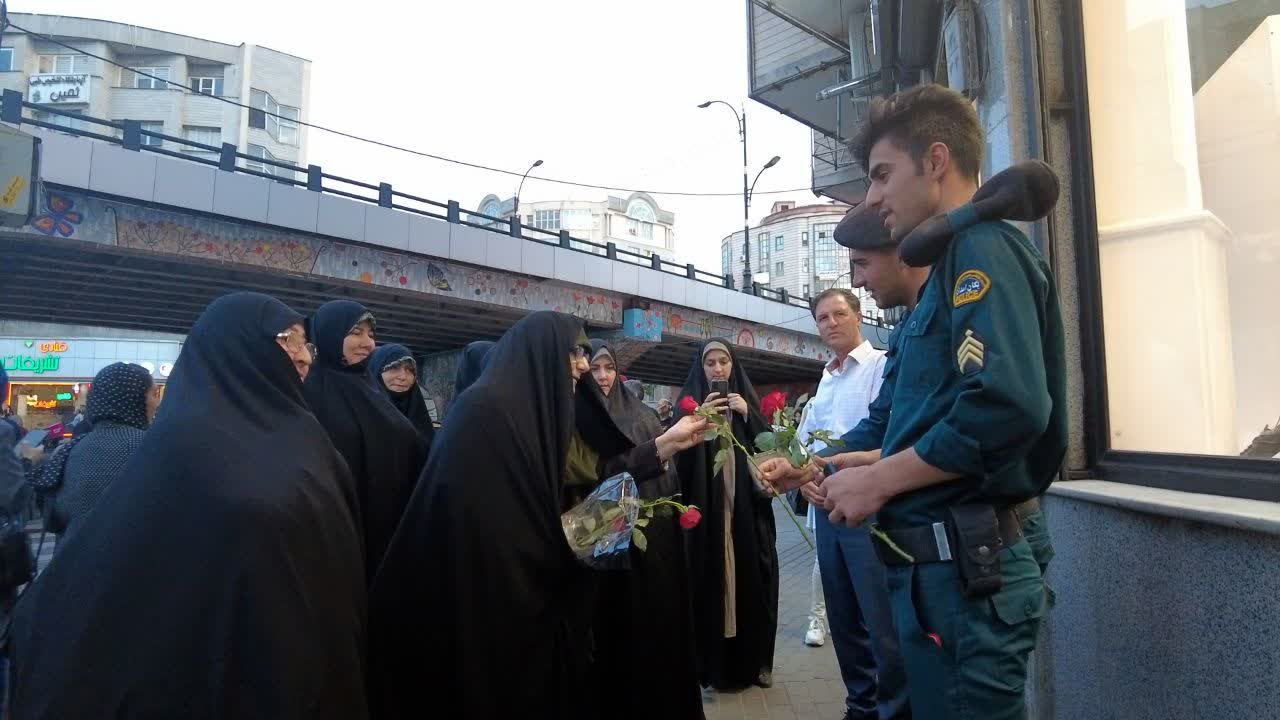 تقدیر شهروندان تبریزی از پلیس با اهدا شاخه گل