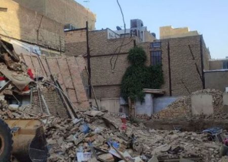 ریزش آوار حین تخریب در بستان‌آباد