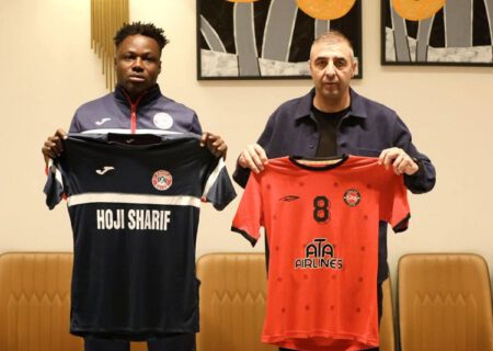 تراکتور مقابل روشن سرخ‌پوش می‌پوشد