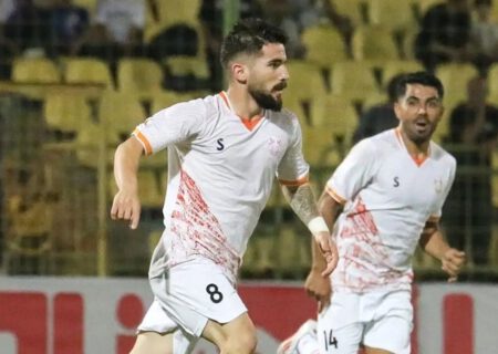 یک تراکتوری نبرد تراکتوری‌ها را به تعادل کشاند