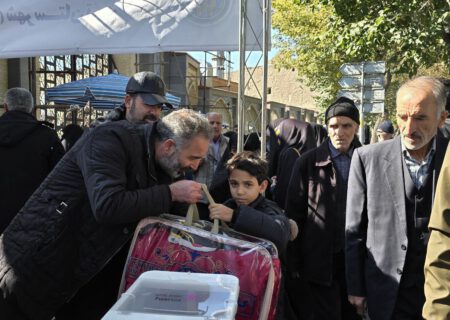 جمع‌آوری کمک‌های مردمی در سنگ‌فرش مصلای تبریز