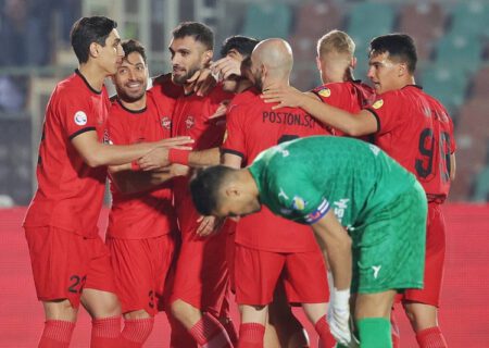 تراکتور با شکست استقلال به صدر رسید