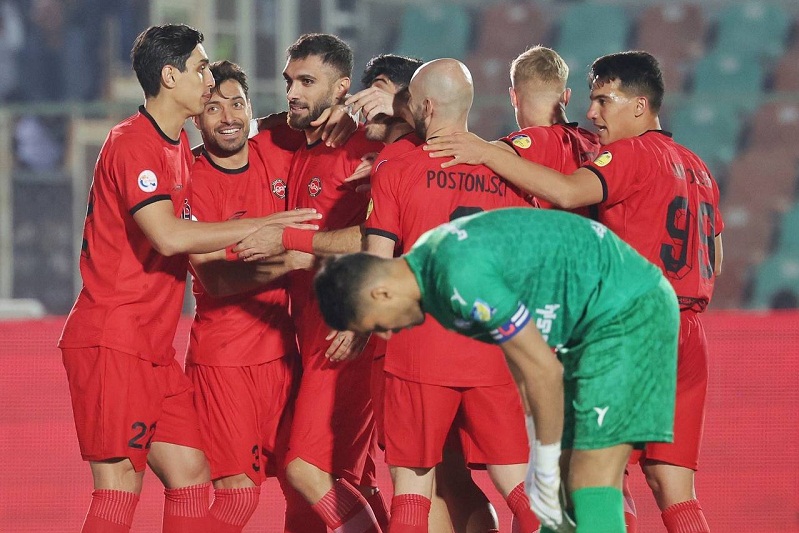 تراکتور با شکست استقلال به صدر رسید