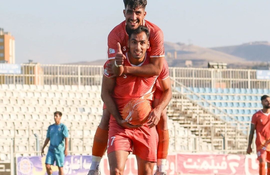 سوپرگل دیدنی مهاجم مس سونگون از وسط زمین + تصاویر