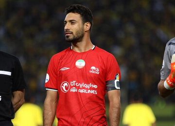 کاپیتان تراکتور برابر روشن استراحت می‌کند