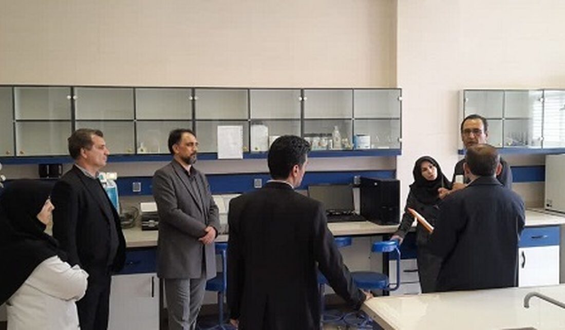 سیاست دانشگاه آزاد تربیت دانشجوی ماهر است