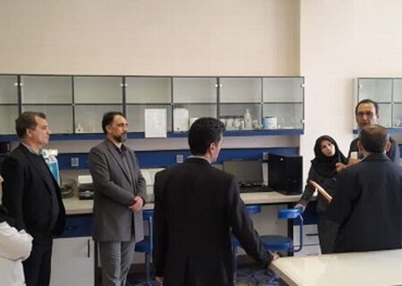 سیاست دانشگاه آزاد تربیت دانشجوی ماهر است