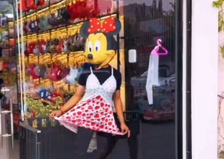 مانکن زنده با لباس زیر در تبریز