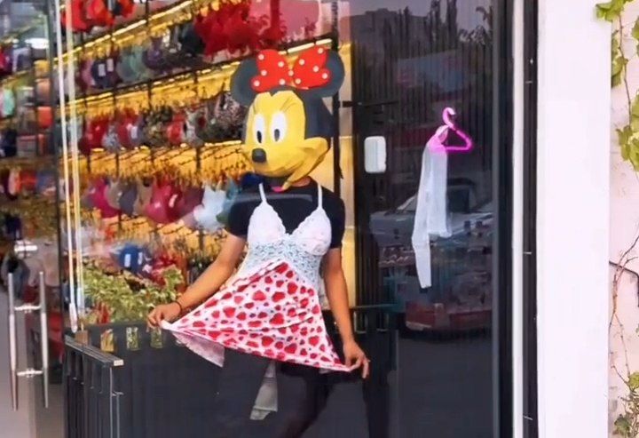 مانکن زنده با لباس زیر در تبریز