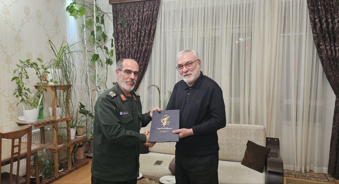 تجلیل فرمانده سپاه عاشورا از استاد لزیری