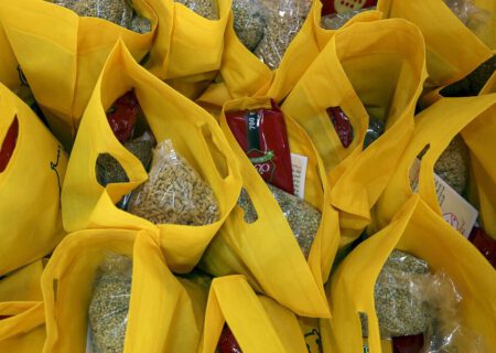 توزیع معیشتی یلدا بین خانواده‌های جنوب آذربایجان