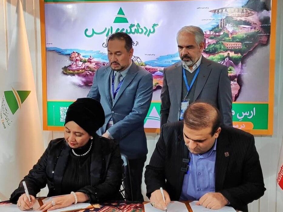 امضا تفاهم نامه همکاری منطقه آزاد ارس و لنکاوی مالزی