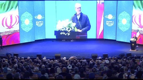 با قدرت و عزت از بحران‌ها و مشکلات عبور می‌کنیم