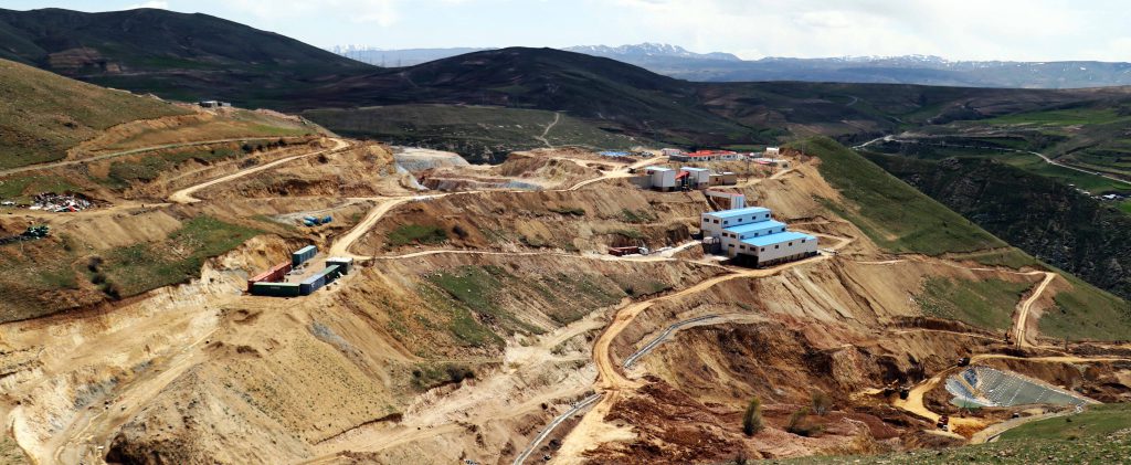 کارگران معدن طلای مزرعه شادی مشغول کار هستند