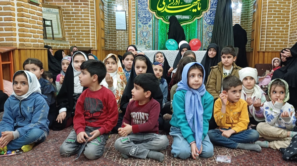 این‌جا منتظران کوچک برای ظهور دعا می‌کنند