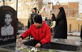 غبارروبی مزار مطهر شهدا بمناسبت دهه مبارک فجر به همت بسیجیان مسجد طوبی