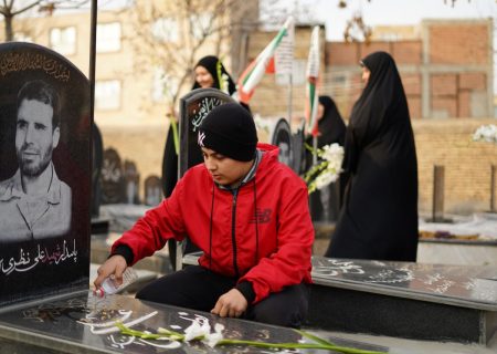 غبارروبی مزار مطهر شهدا بمناسبت دهه مبارک فجر به همت بسیجیان مسجد طوبی