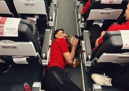 عکس روز؛ خواب خوش بیرو با جام قهرمانی