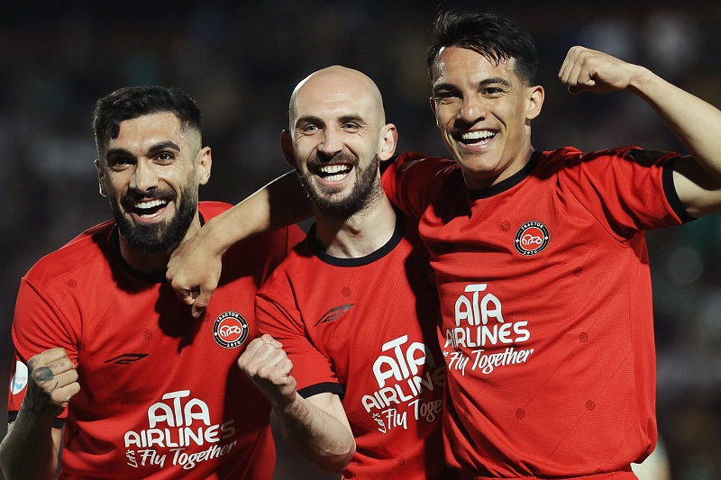 تاجگذاری زودهنگام با پیروزی قاطع