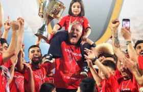 جام بر فراز دستان تراکتور