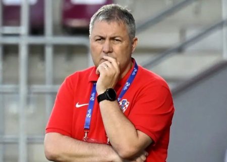 تراکتور در ایستگاه تردید