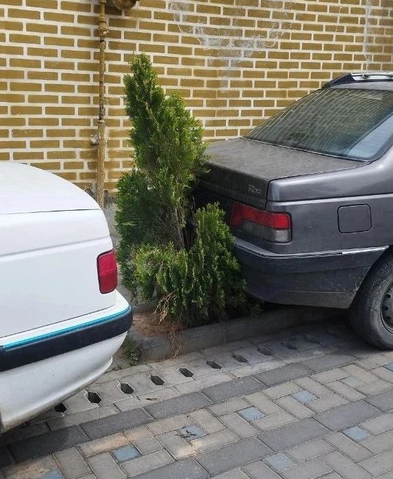 پارک ماشین در سنگ‌فرش بازار تبریز