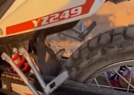 فیلم | پنهان شدن مار در موتورسیکلتی در مرند