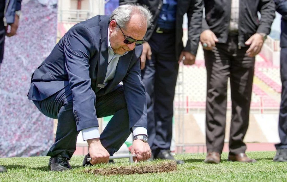 ابهامات در زمین بازی تراکتور؛ تعویض چمن شفاف‌ شود!