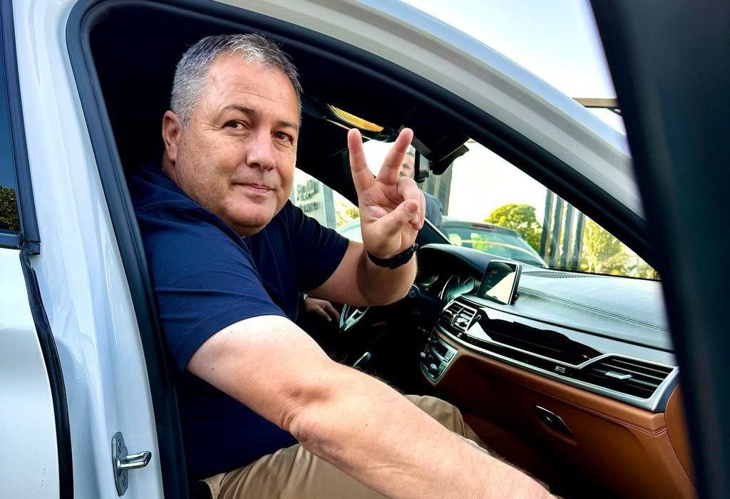 مرد کروات تراکتور در مسیر تاریخ