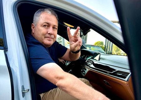 مرد کروات تراکتور در مسیر تاریخ