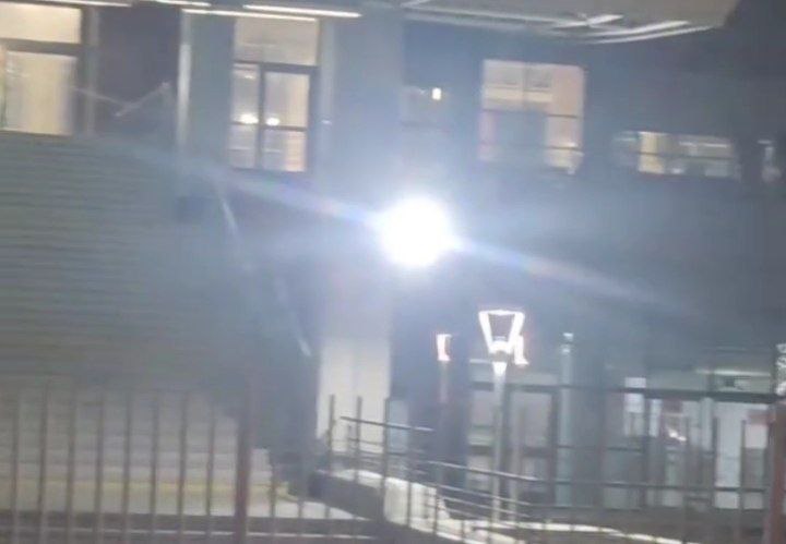 روشن ماندن چراغ‌های ایستگاه مترو در تبریز