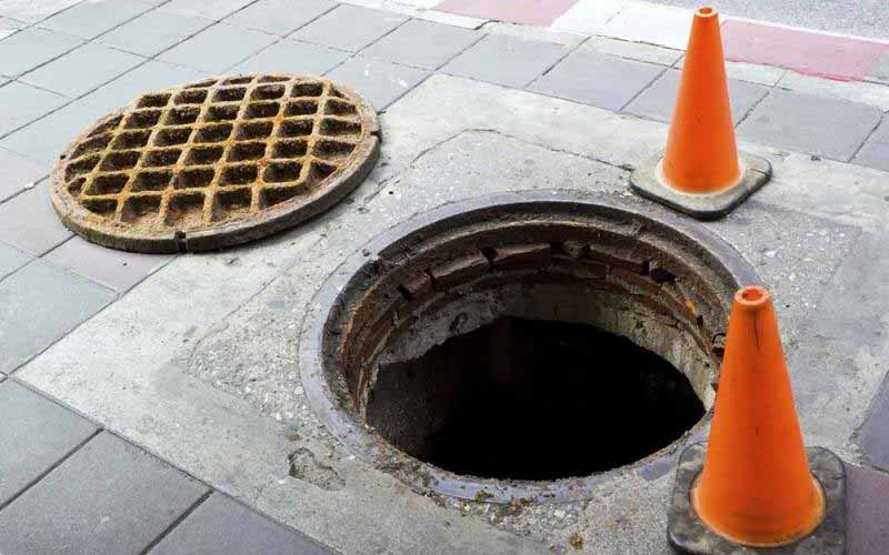 نبود پوشش ایمن دریچه فاضلاب حادثه‌ساز شد