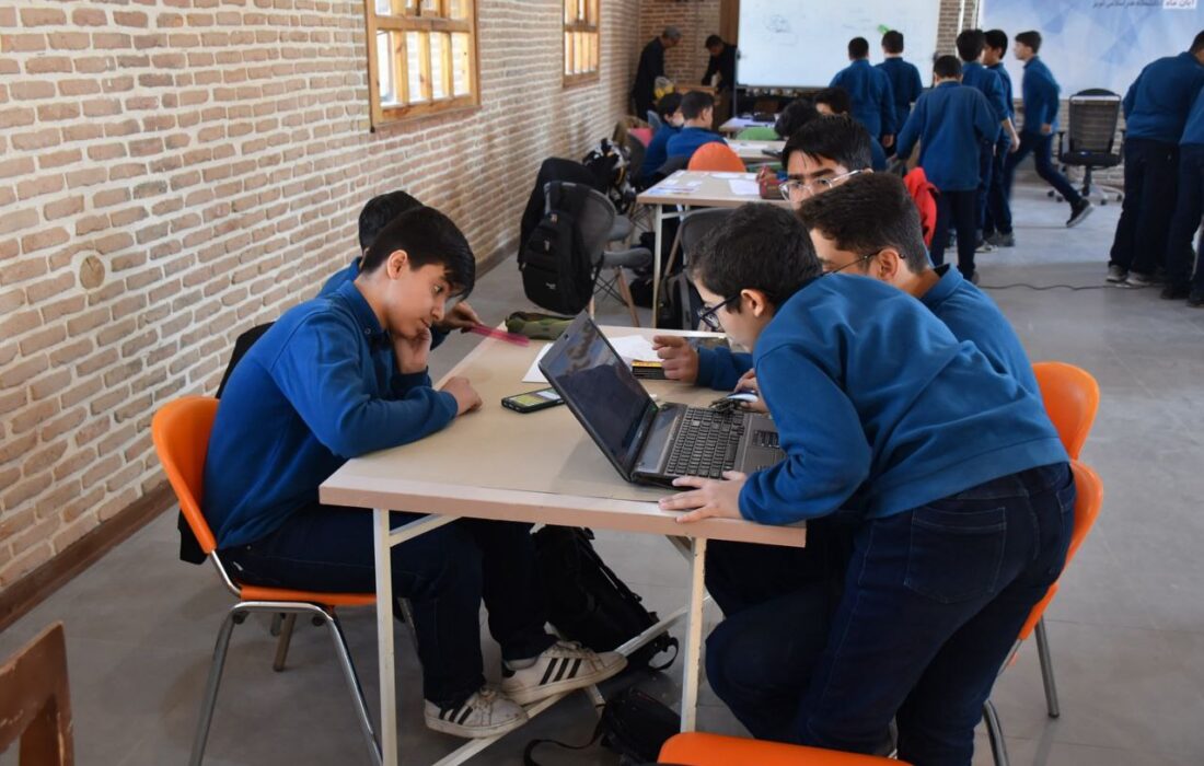 برگزاری رویداد طراحی و تولید روزنامه دیواری دانش‌آموزی در تبریز