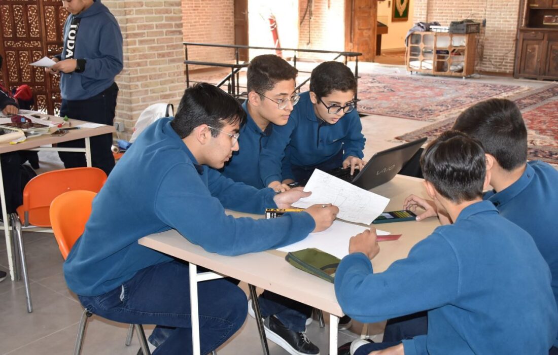 روزنامه‌دیواری‌هایی به رنگ مقاومت