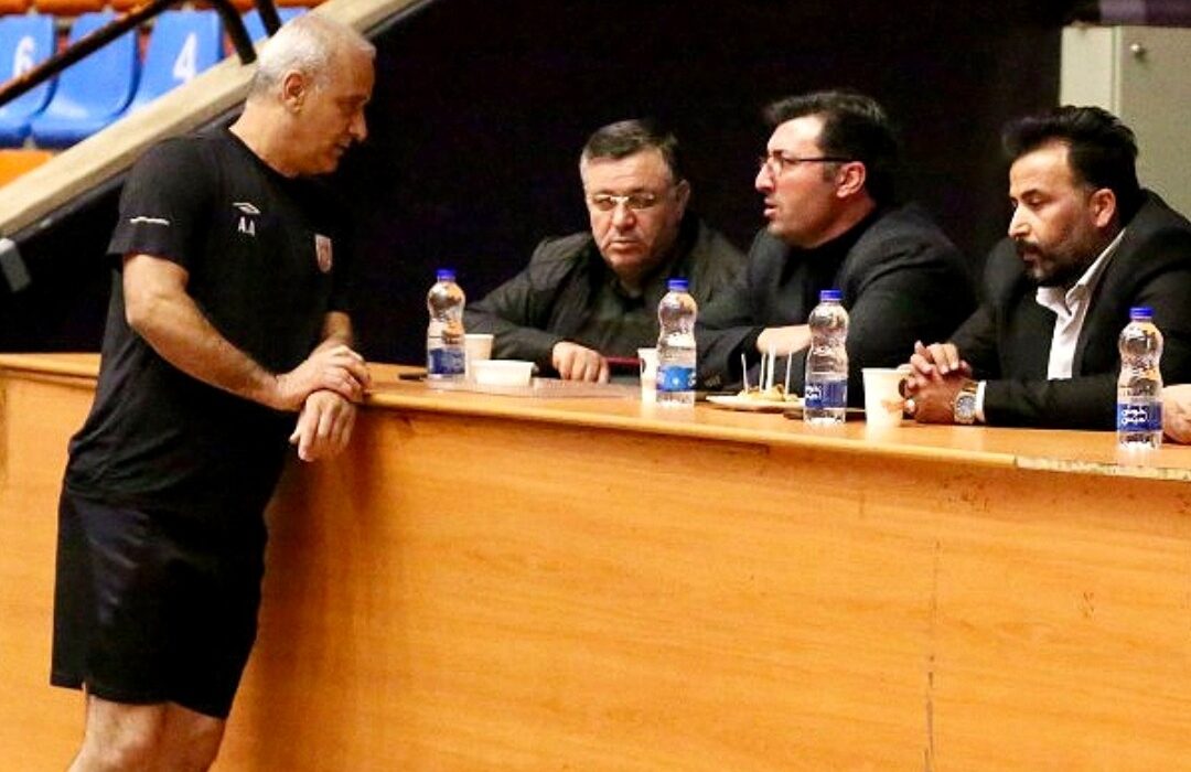 آتش زیر خاکستر در اردوگاه نارنجی‌