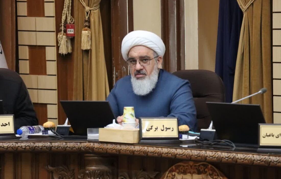 از مجری غیربومی در برنامه‌ها استقاده نشود