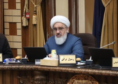 از مجری غیربومی در برنامه‌ها استقاده نشود