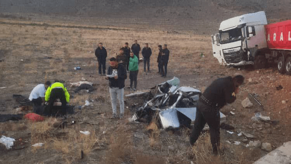 برخورد مرگبار تریلی با ۲ خودروی سواری در محور سرای–گمیچی