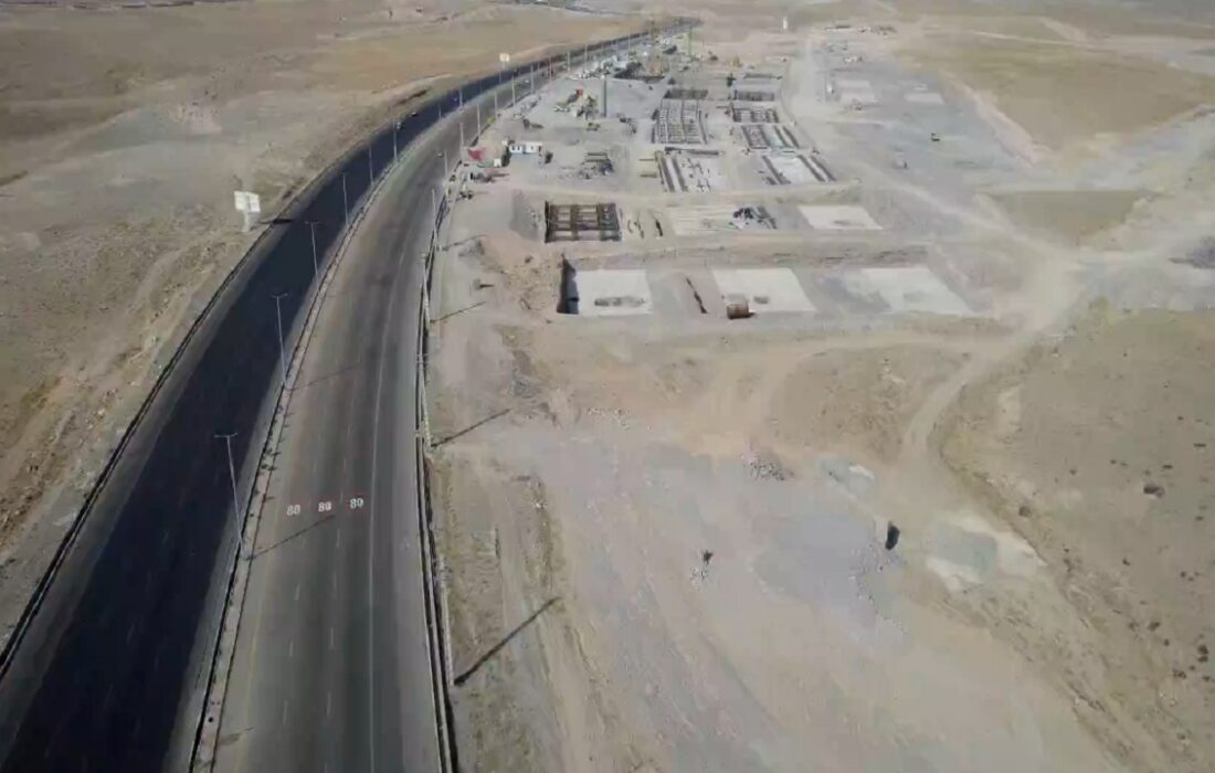 نصب گاردریل در مسیر فاز ۵ شهر جدید سهند