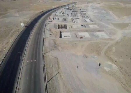 نصب گاردریل در مسیر فاز ۵ شهر جدید سهند