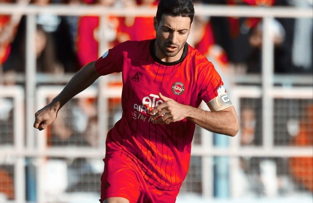 درخواست ویژه از کاپیتان تی‌تی‌ها/ حضور جالب هافبک مصدوم روی سکوها