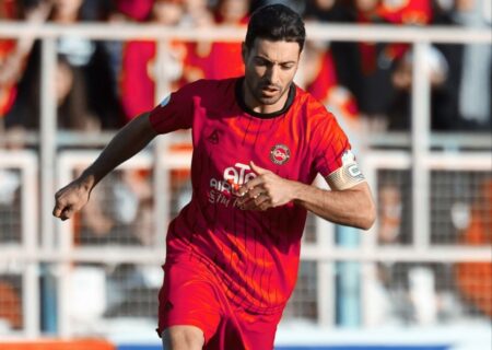 درخواست ویژه از کاپیتان تی‌تی‌ها/ حضور جالب هافبک مصدوم روی سکوها