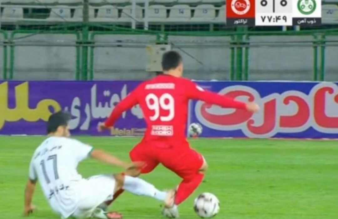 تکل از پشت داوران به تراکتور! + عکس