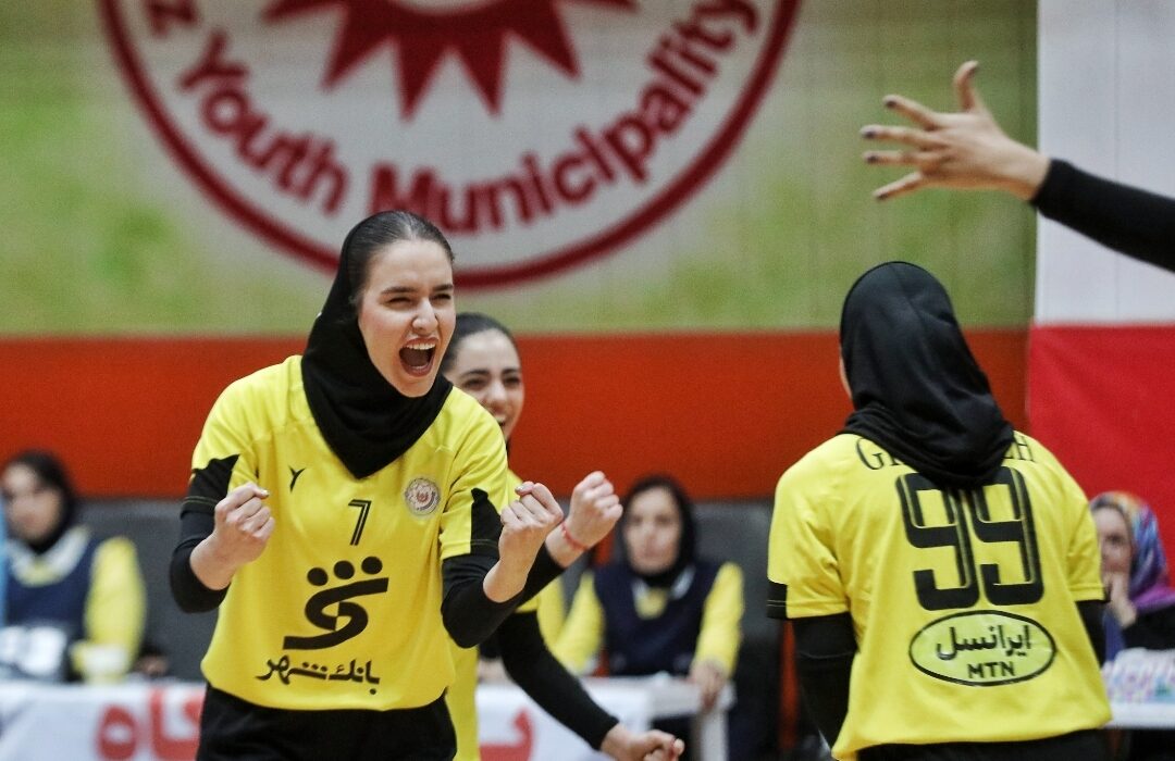 قدرت‌نمایی بانوان والیبال تبریز در خانه