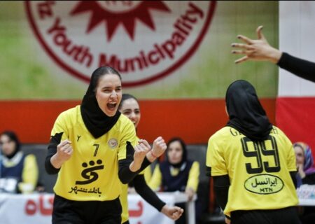 قدرت‌نمایی بانوان والیبال تبریز در خانه