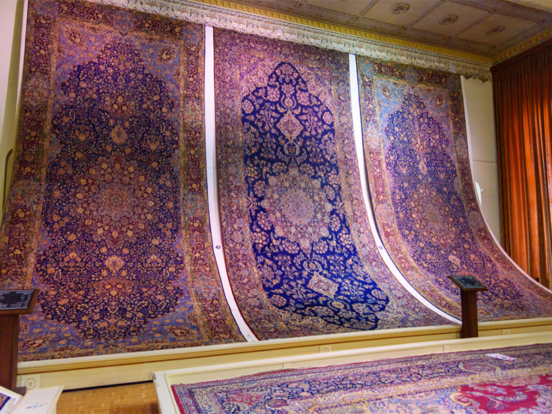 گردگیری فرشها و احیای تالار شهرداری تا نوروز